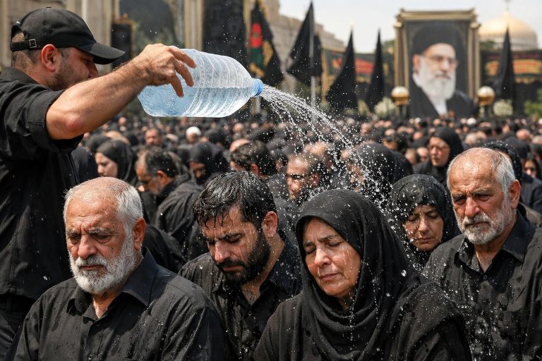 cuaca terik saat upacara penghormatan terakhir ayatollah ali khamenei, pelayat disiram air untuk mengatasi panas. simak berita lengkapnya di detiknews.