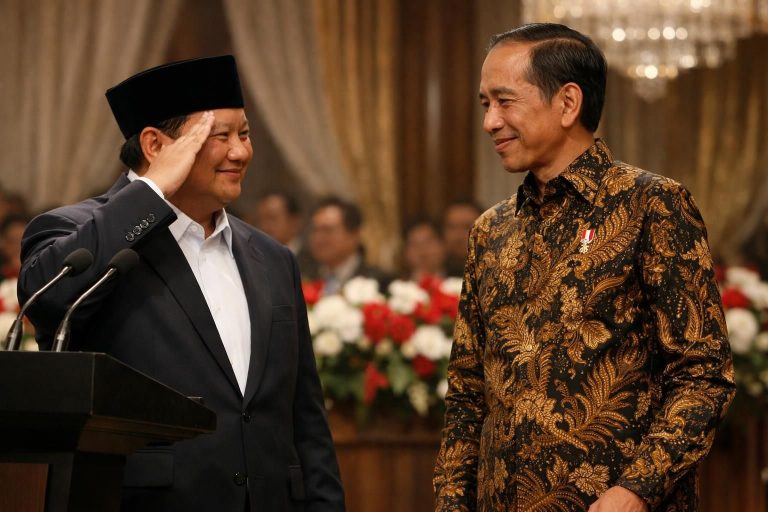 setelah berpidato, prabowo memberikan penghormatan dan sapaan hangat kepada jokowi sebagai bentuk rasa hormat dan persahabatan.